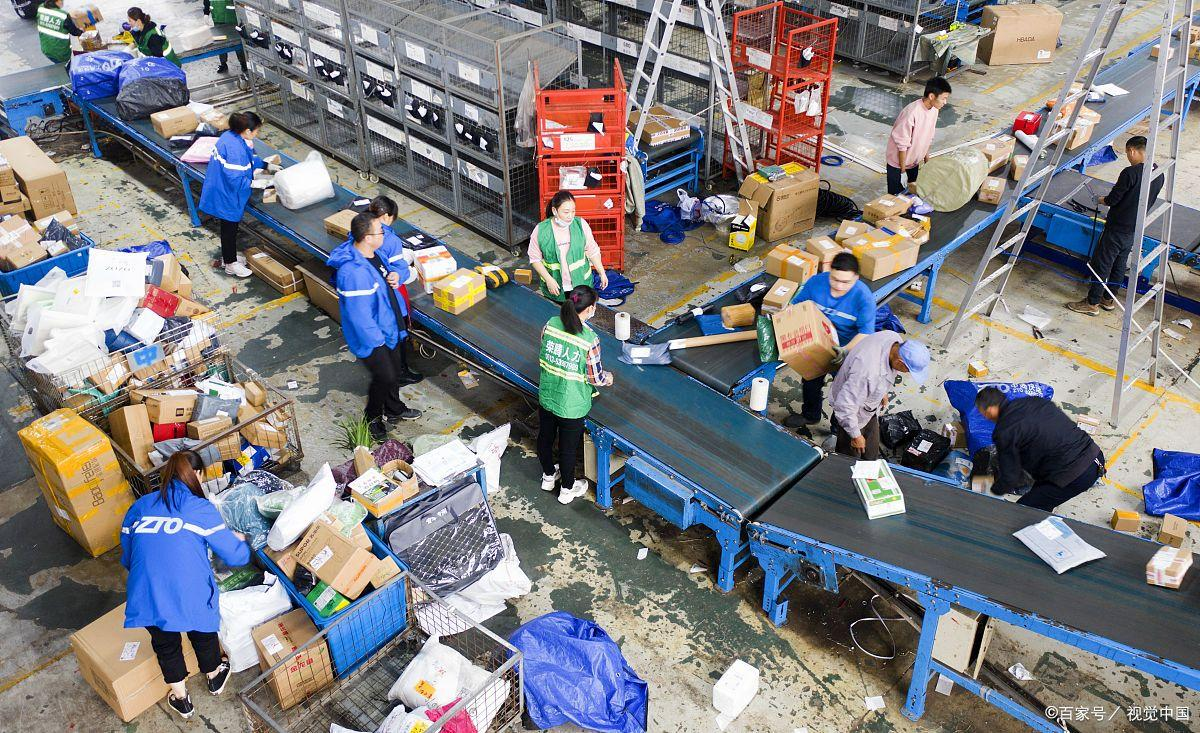 What personnel are required for the automatic sorting site for express delivery?