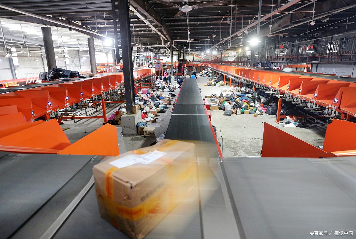 What has the courier experienced in the sorting center?(图8)