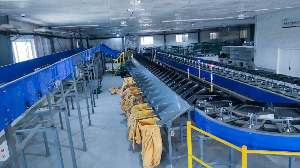 Logistics automatic sorting equipment: flip tray sorting machines for improving efficiency(图1)