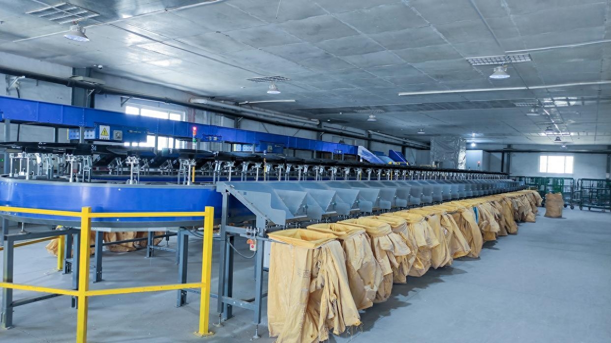 Logistics automatic sorting equipment: flip tray sorting machines for improving efficiency(图2)