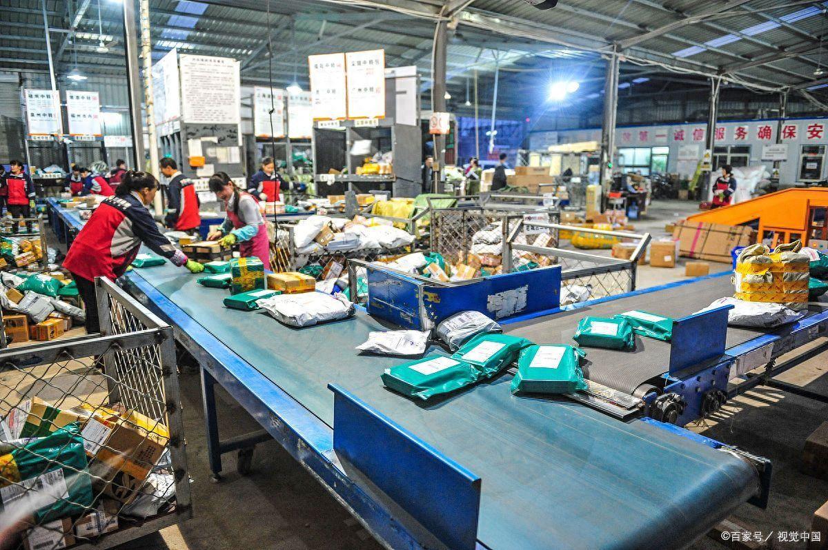 What personnel are required for the express sorting site?